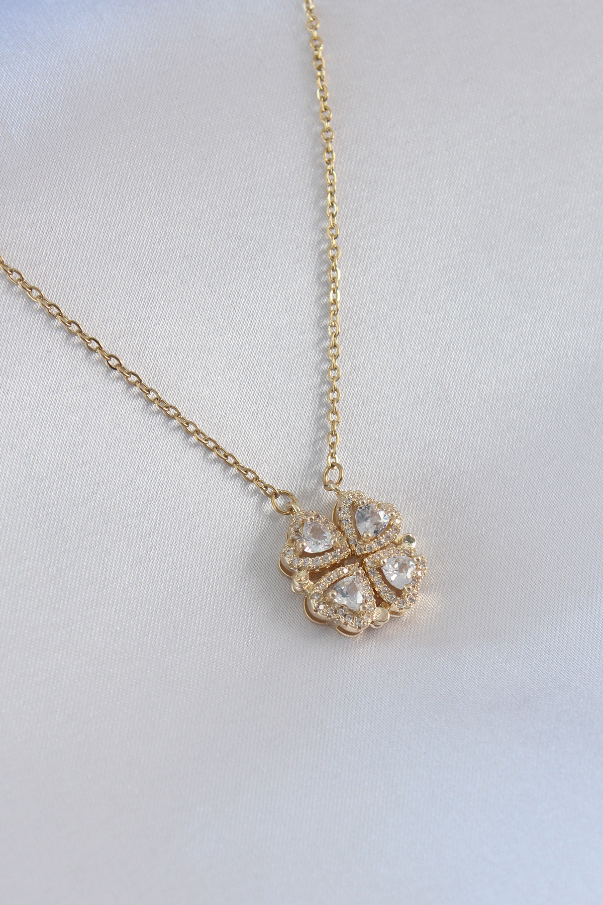 316L Çelik Gold Renk Açılır Yonca Model Zirkon Taşlı Kadın Kolye