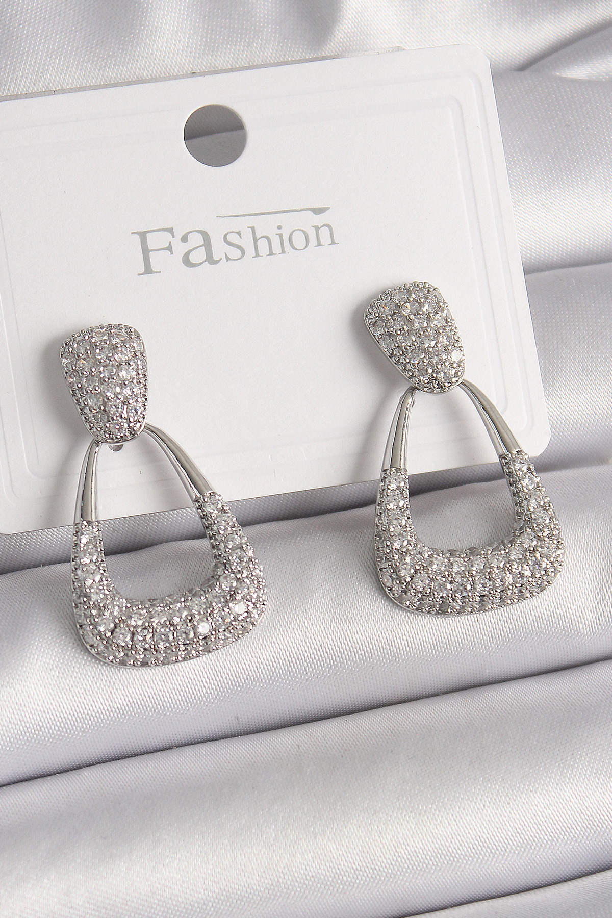 Pirinç Gümüş Renk Zirkon Taşlı Üçgen Model Kadın Küpe