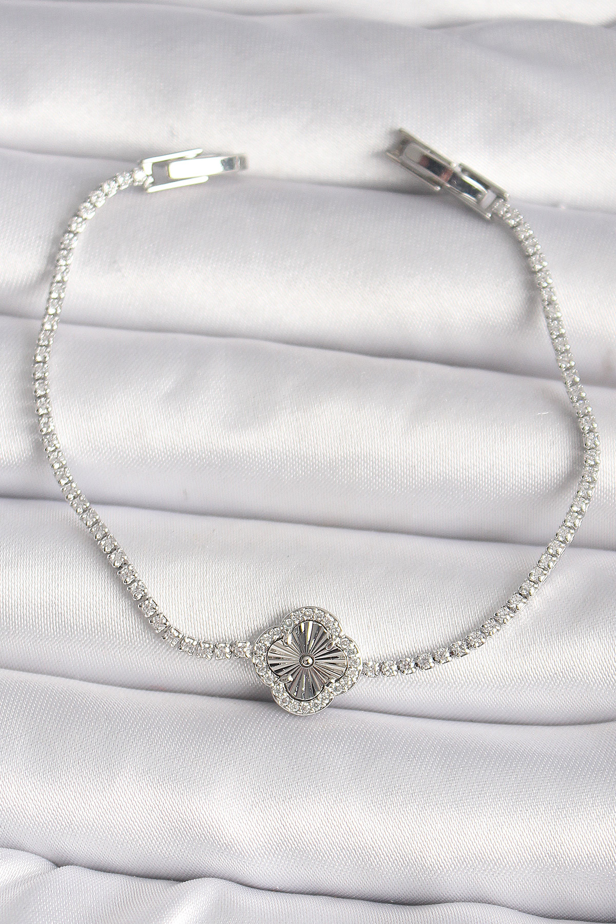 Pirinç Gümüş Renk Zirkon Taşlı Su Yolu Yonca Model Kadın Bileklik