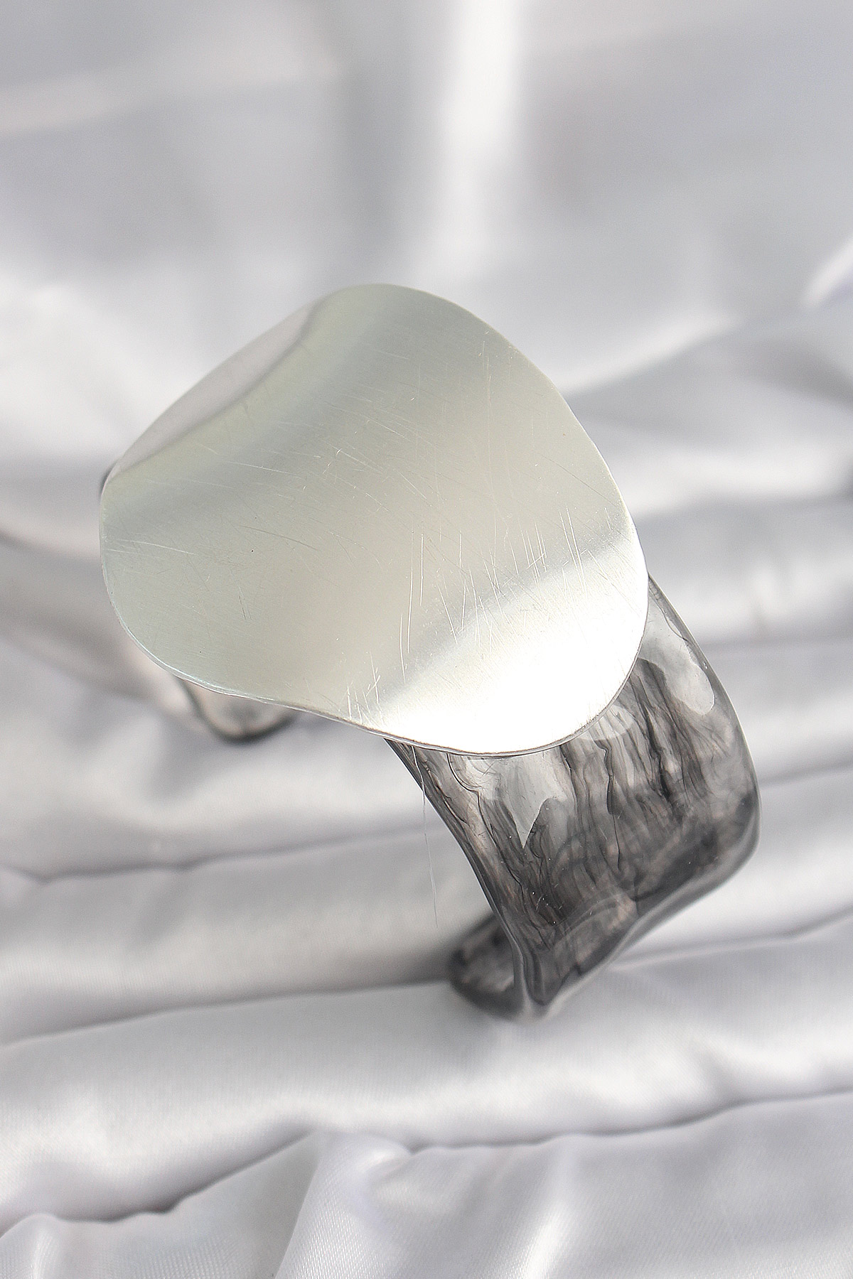 Siyah Mermer Desen Akrilik Pilastik Gümüş Plaka Model Vintage Kadın Bilezik