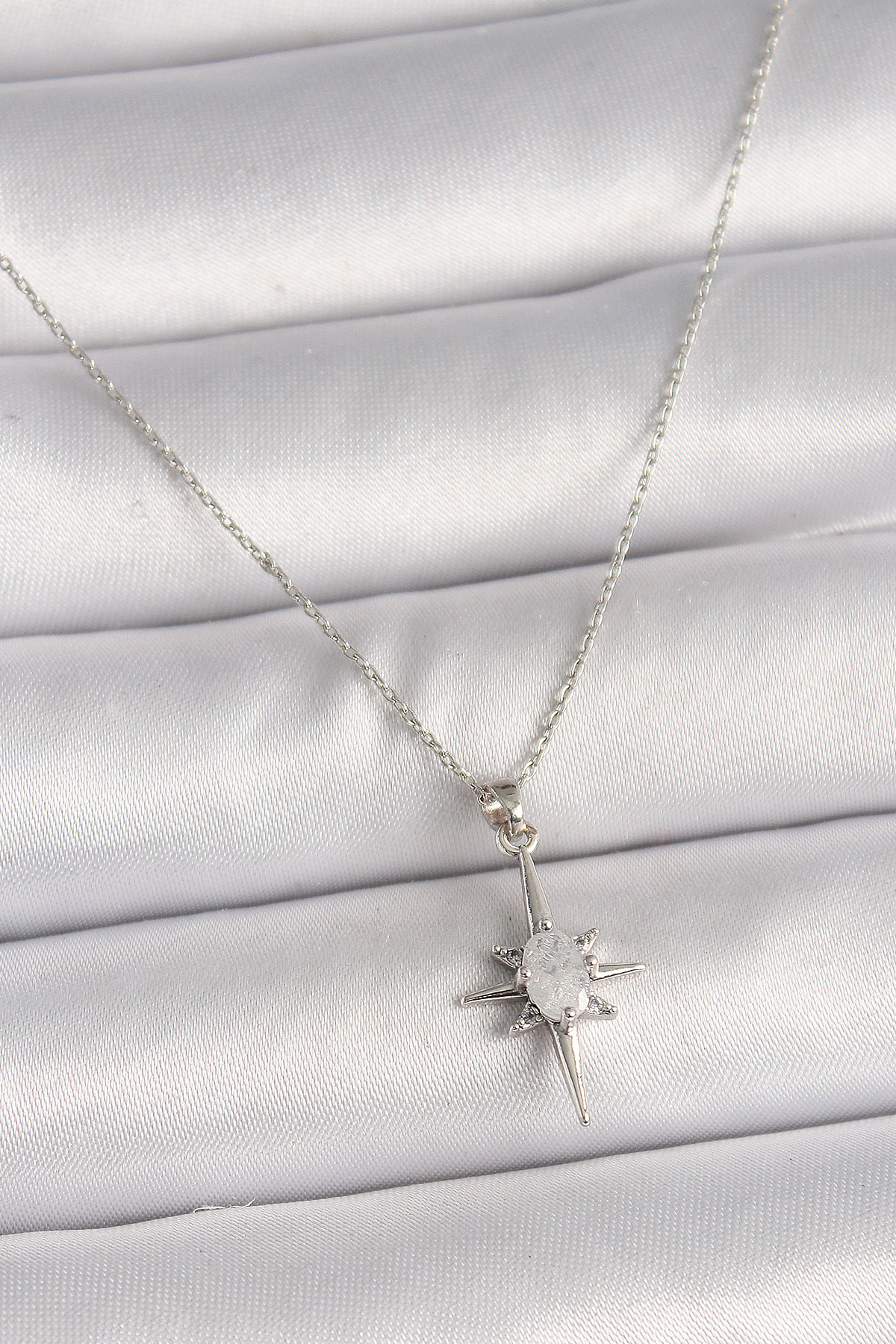 Pirinç Gümüş Renk Zirkon Taşlı Kuzey Yıldızı Model Kadın Kolye