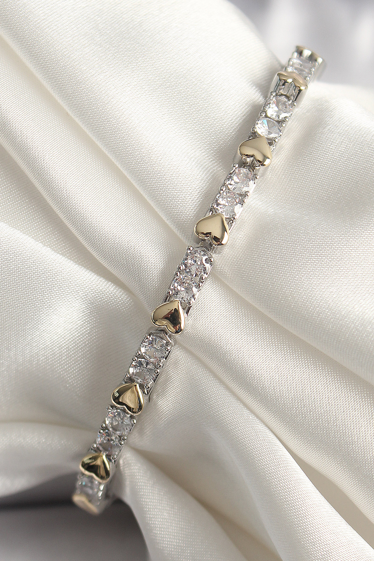 Pirinç Gümüş Renk Zirkon Taşlı Gold Kalp VIP Seri Kadın Bileklik