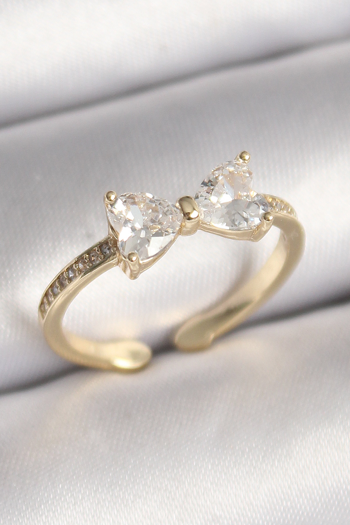 Pirinç Gold Renk Zirkon Taşlı Kalp Fiyonk Model Kadın Yüzük