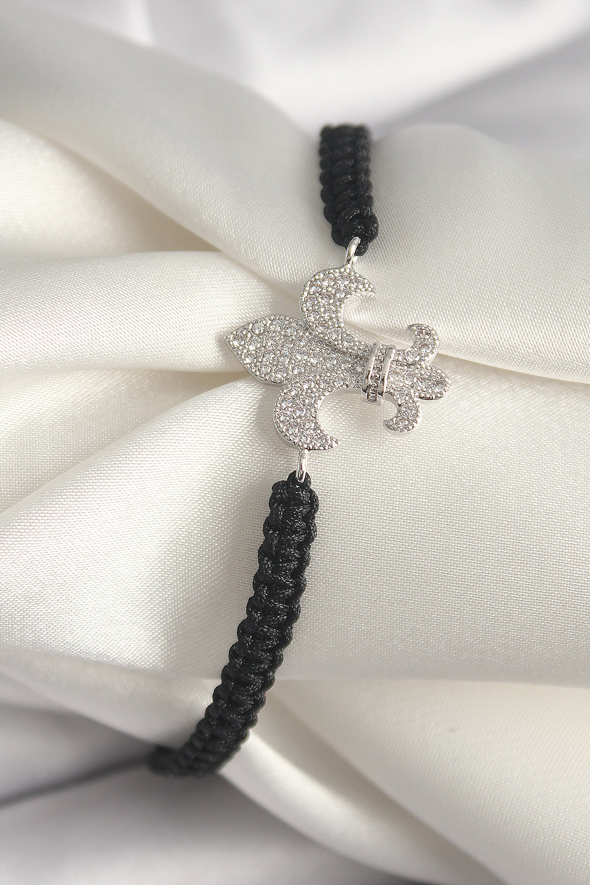 Pirinç Gümüş Renk Zirkon Taşlı Zambak Figür Asanrsörlü Makrome Model Kadın Bileklik