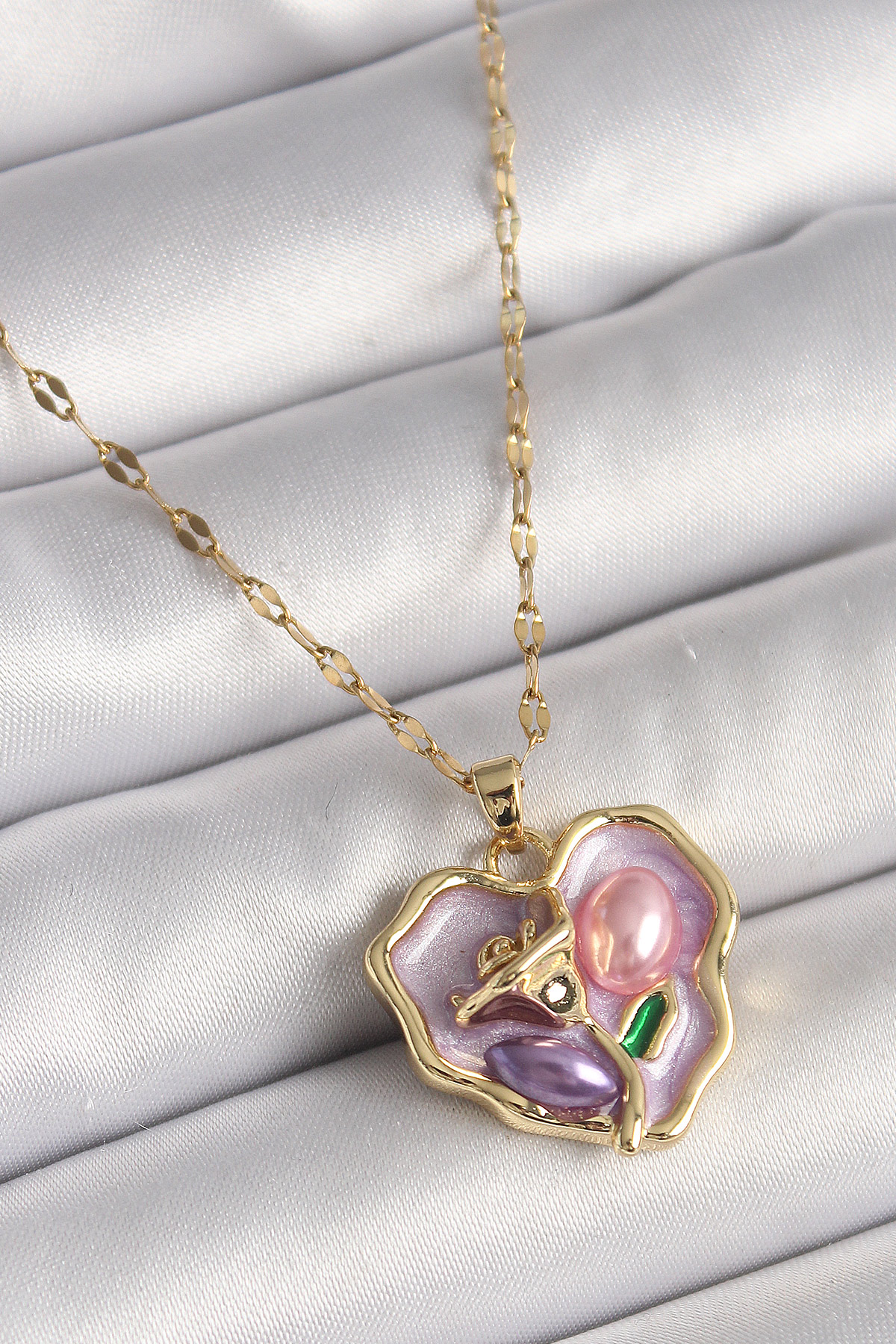 316L Çelik Gold Renk Zincir Mor Çiçek İşlemeli Zirkon Taş Detaylı Kalp Portre Model Kadın Kolye